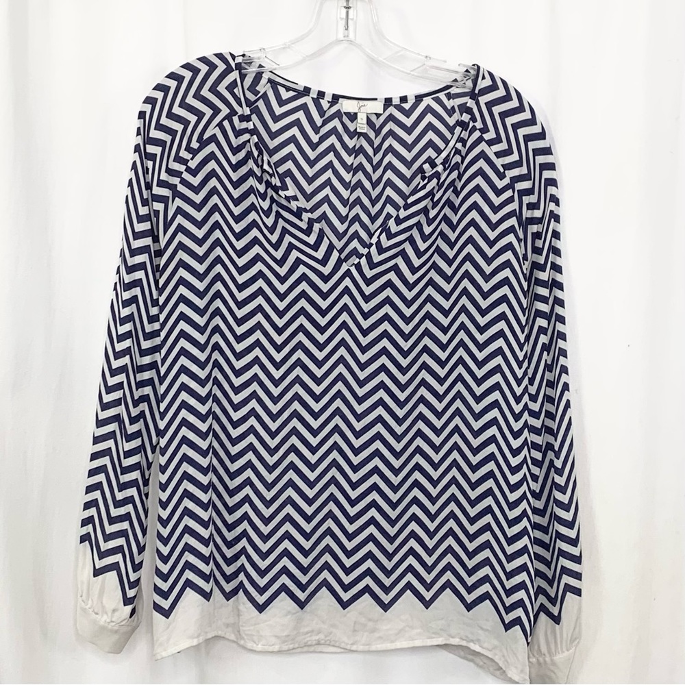 JOIE Womens Silk Blouse Size Small
Cream w/ a Navy Blue Chevron Stripe